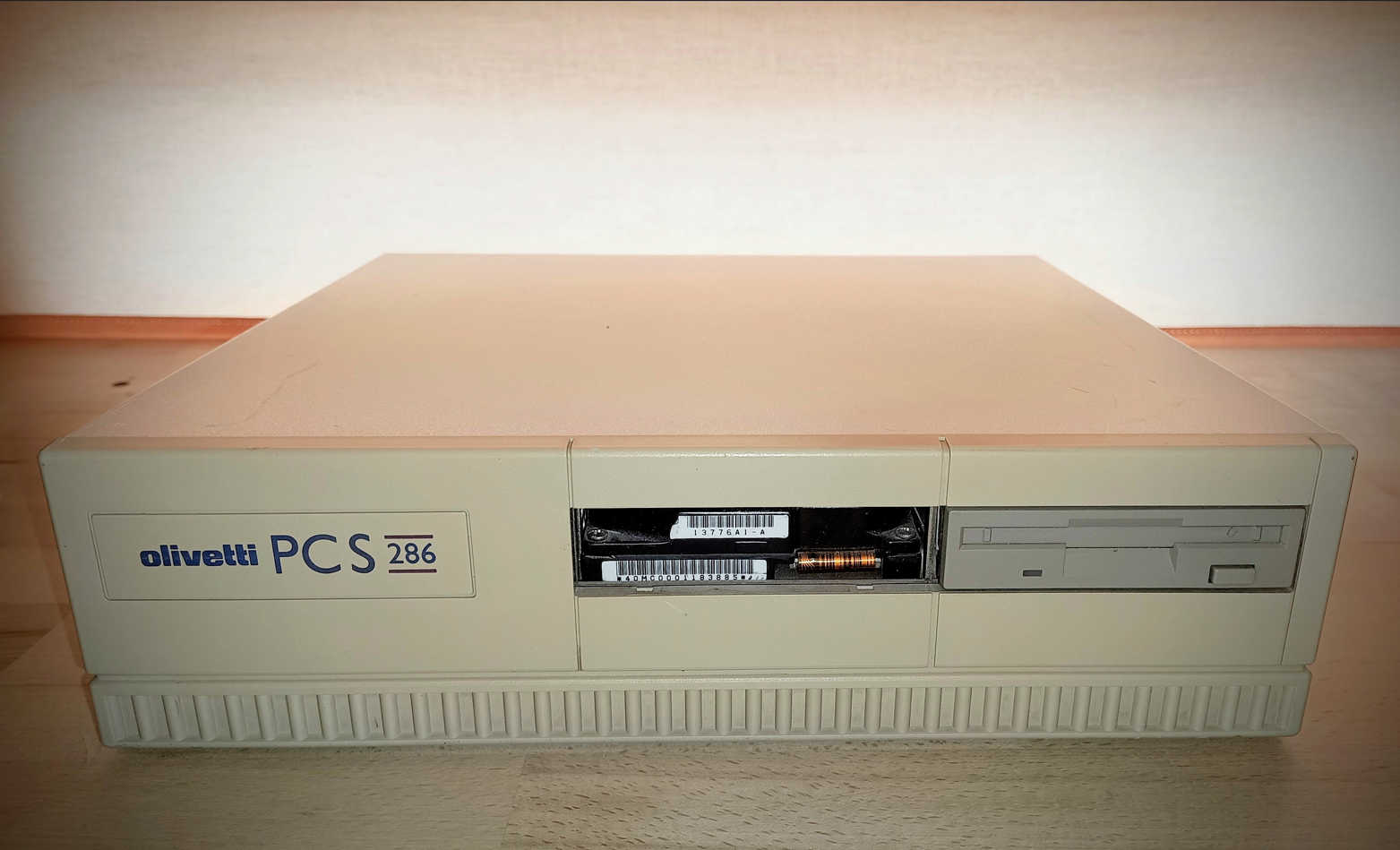 Mi Olivetti PCS 286, reparado, sobre la mesa.